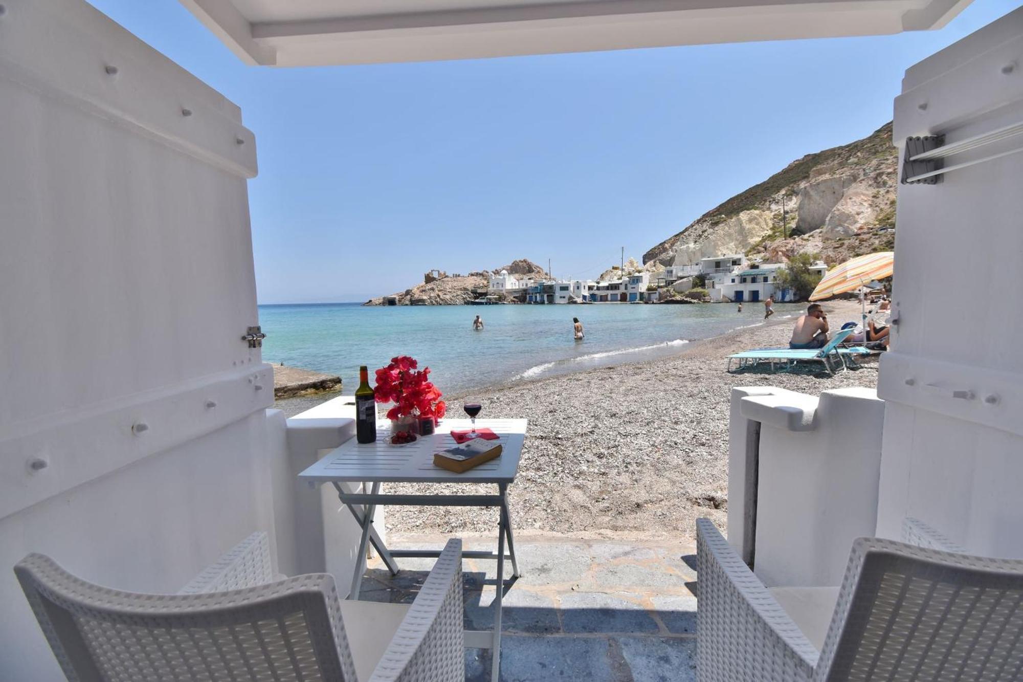 Blue Mare Apartments On The Beach Firopotamos Ruang foto