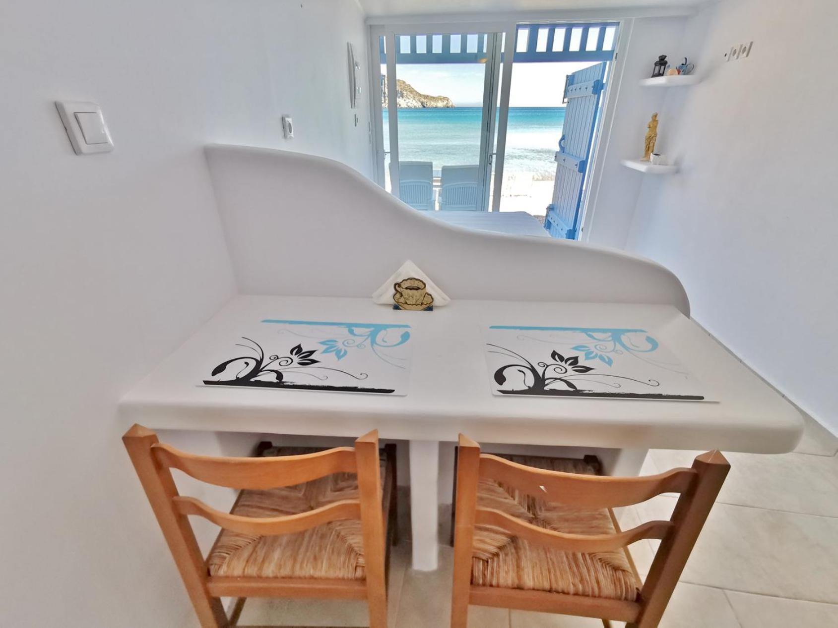 Blue Mare Apartments On The Beach Firopotamos Ruang foto